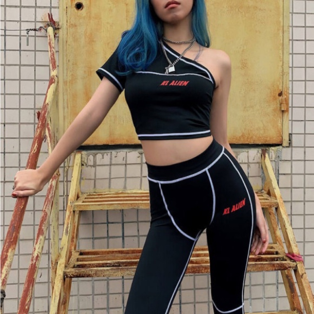 K1 ALIEN Crop Open Shoulder Top & Sleeve Top & Boyfriend Style Leggings Outfit